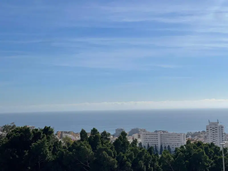 Corner town house with interior elevator in Benalm... — Costa del Sol · Benalmádena