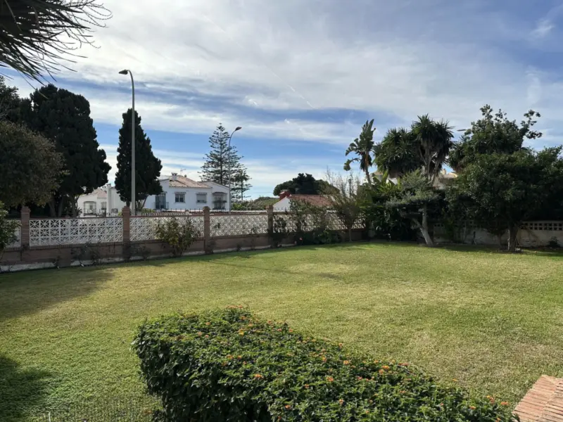 Detached villa on the second line of the beach, di... — Costa del Sol East · Rincón de la Victoria