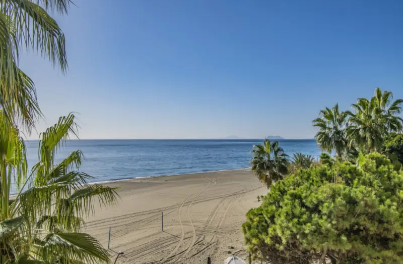 BEACHFRONT APARTMENT WITH UNOBSTRUCTED SEA VIEWS... — Costa del Sol · Estepona