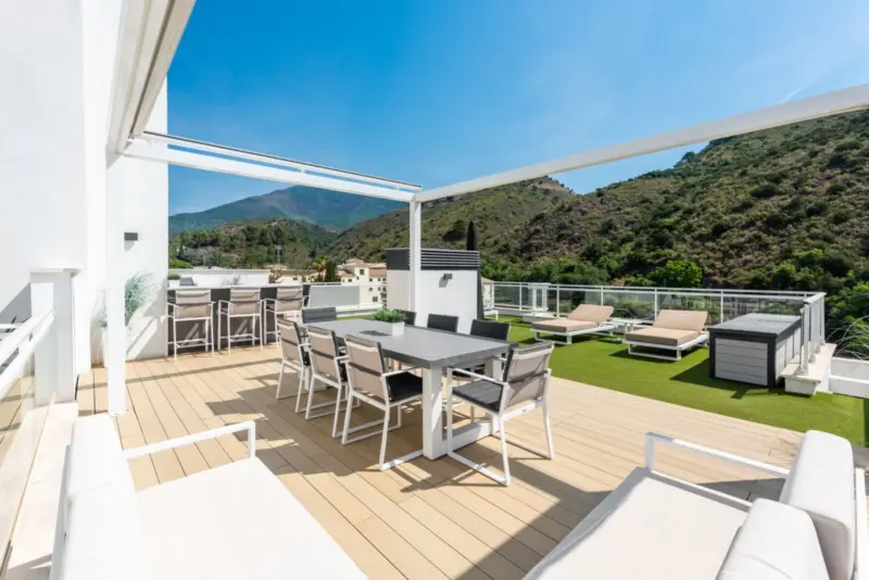 This bright and beautifully presented three-bedroo... — Costa del Sol · Benahavís