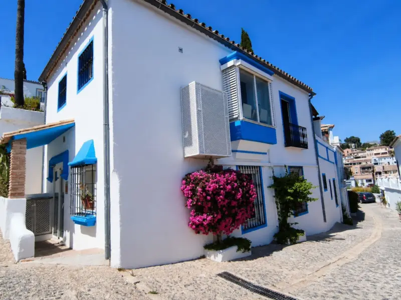 Located in the picturesque urbanisation of La Here... — Costa del Sol · Benahavís
