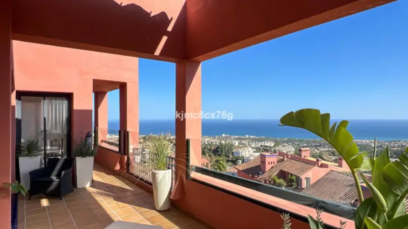 Perched atop Calahonda, this beautiful, spacious a... — Costa del Sol · Calahonda