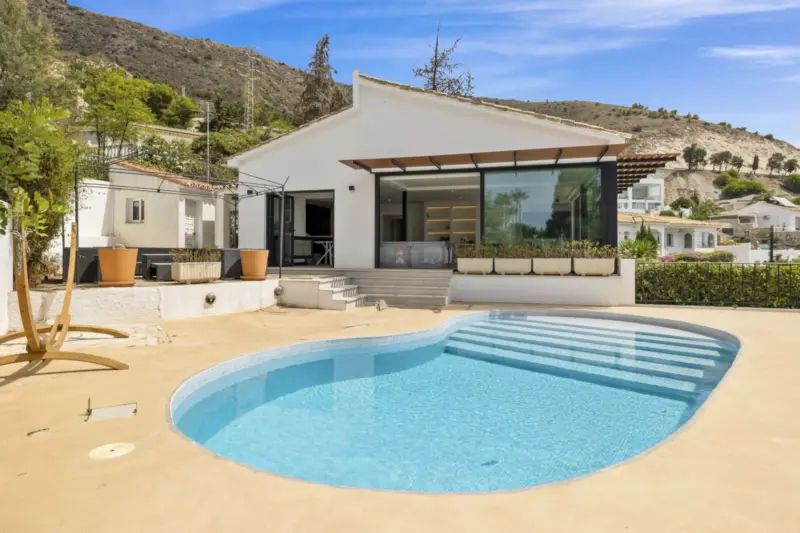 This charming detached bungalow villa in Benalmáde... — Costa del Sol · Benalmádena
