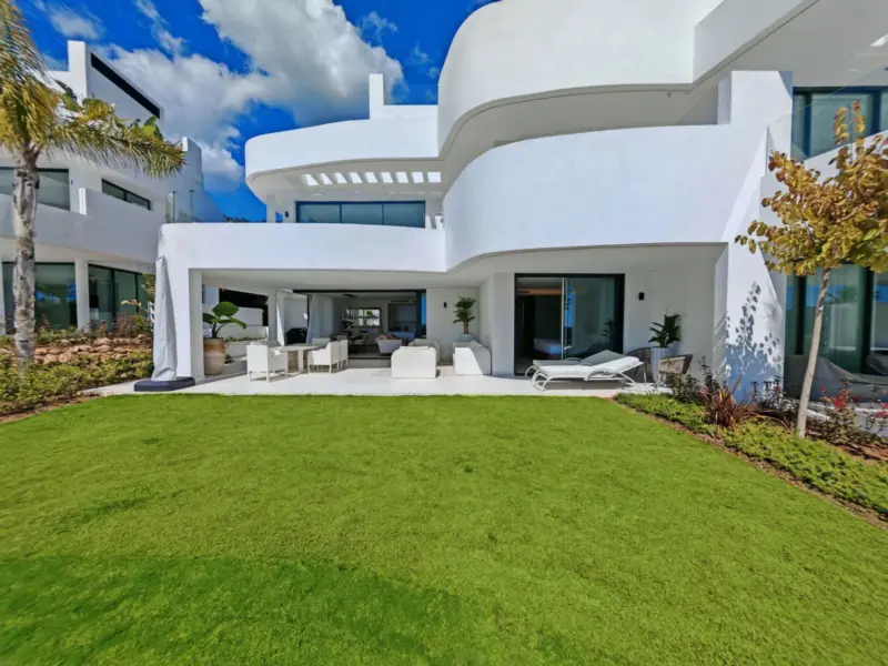 Elegant ground-floor apartment with private garden... — Costa del Sol · Marbella