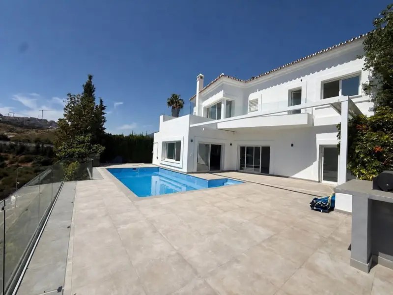 For sale 5 bed villa, over 4 floors based in La Al... — Costa del Sol · Benahavís