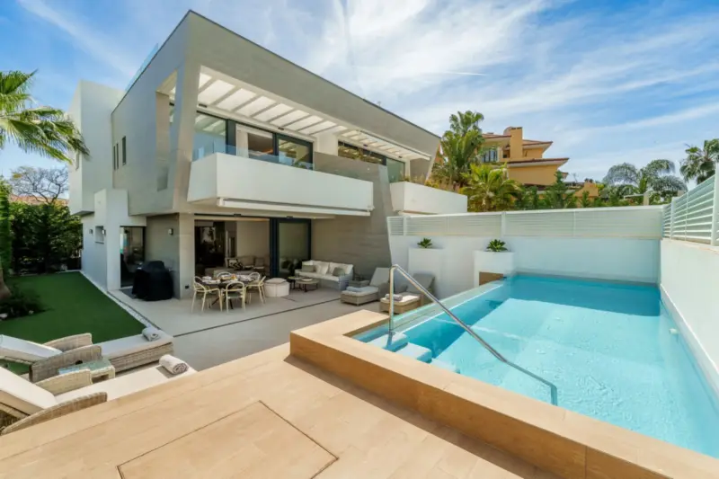 Contemporary Elegance by the Sea in Bahía de Banús... — Costa del Sol · Puerto Banús
