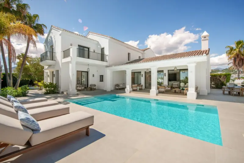 Perfectly positioned in the exclusive hills of Ben... — Costa del Sol · Benahavís
