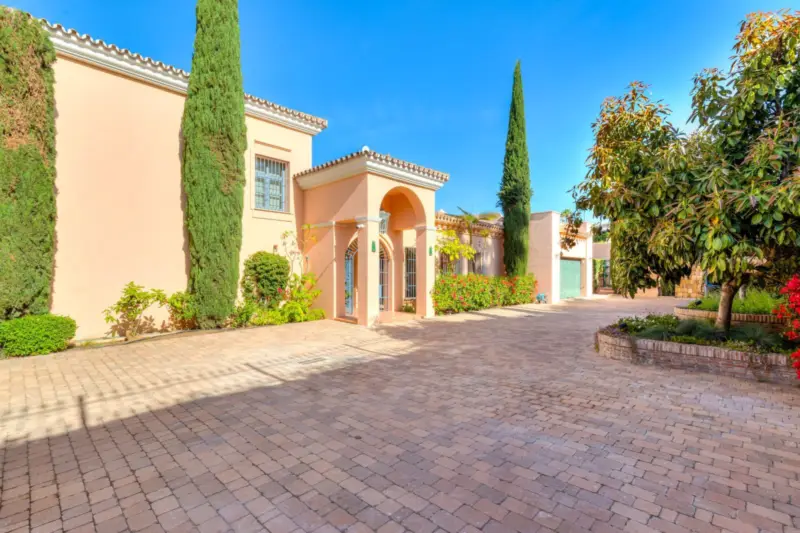 Exceptional fully renovated luxury villa with brea... — Costa del Sol · Benahavís