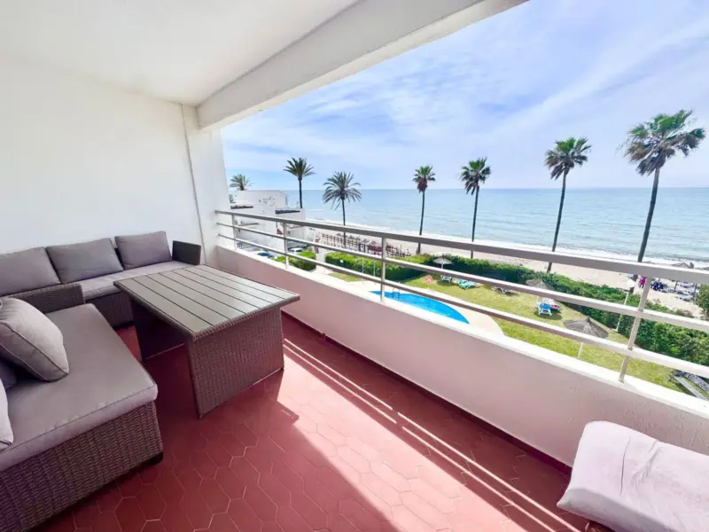 Spacious Frontline Beach Studio with Large Sunny T... — Costa del Sol · Calahonda