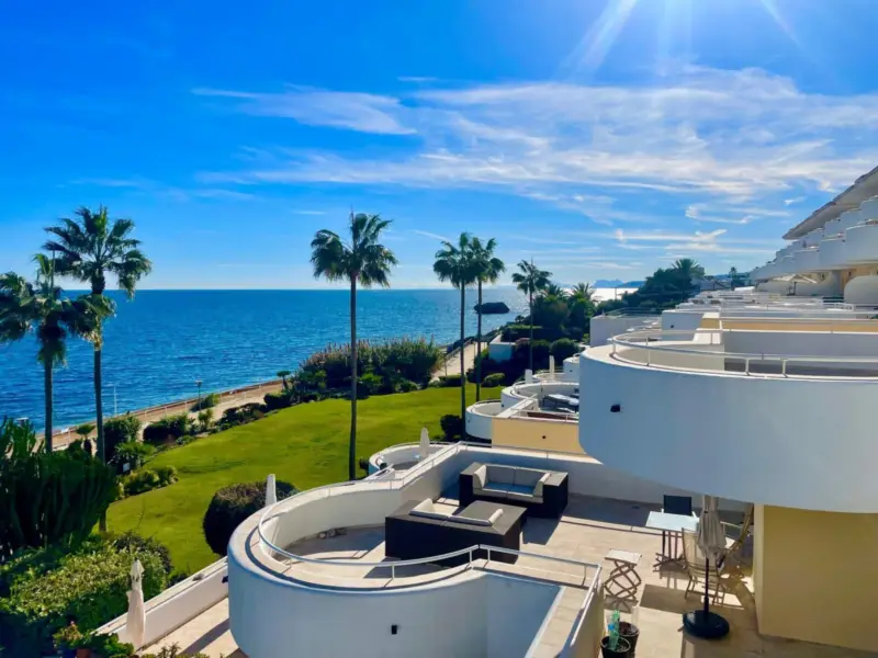 Exclusive Beachfront Apartment with Panoramic Sea... — Costa del Sol · Estepona