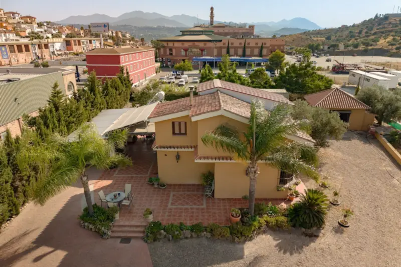 Exclusive Villa with AFO, Mains Water and a 2,222... — Costa del Sol · Coín