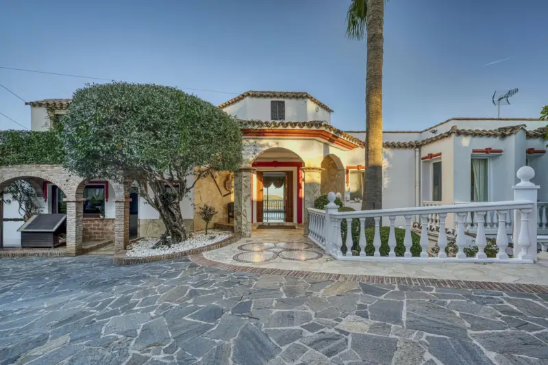 High-Yield Investment: Grand Villa with Boutique A... — Costa del Sol · Hacienda Las Chapas