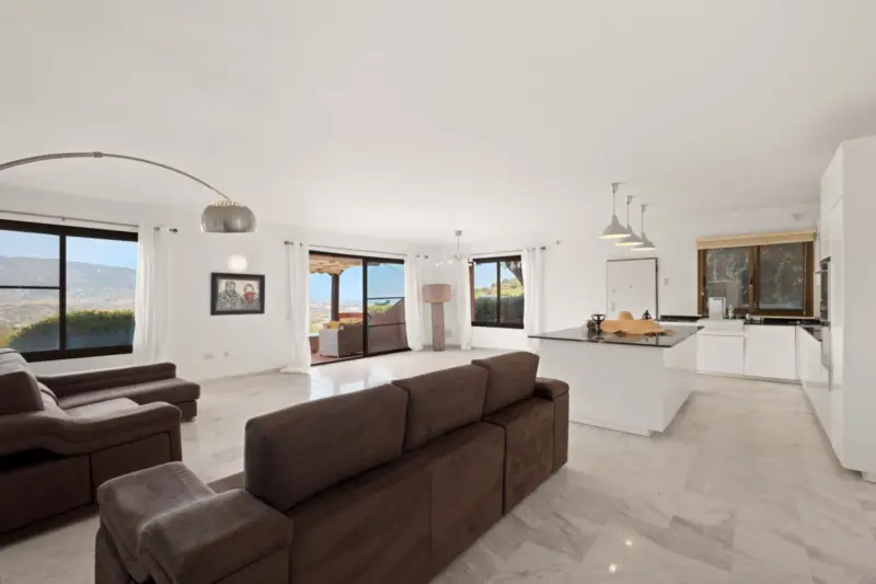 This 159 m² middle-floor apartment in the gated ur... — Costa del Sol · La Mairena