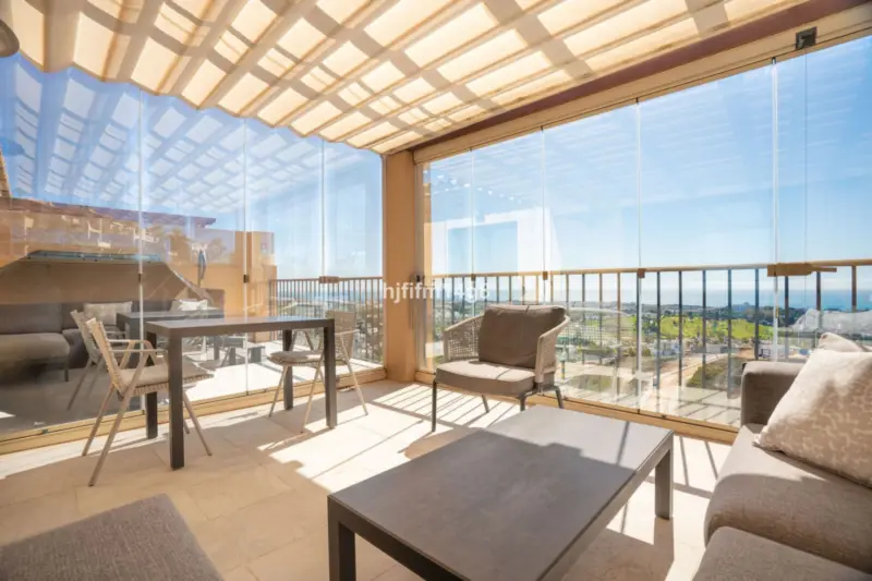 This elegant 2-bedroom penthouse for sale in Hacie... — Costa del Sol · Benahavís