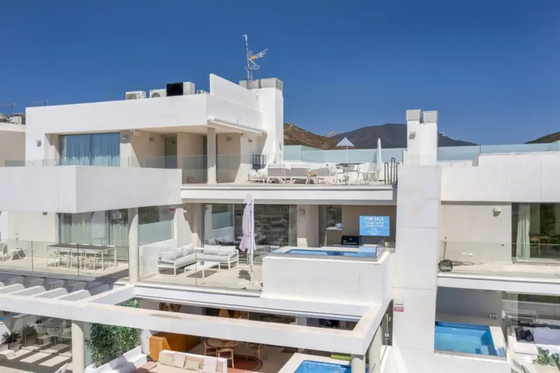 SOUTH-FACING PENTHOUSE WITH PRIVATE POOL FOR SALE... — Costa del Sol · Nueva Andalucía