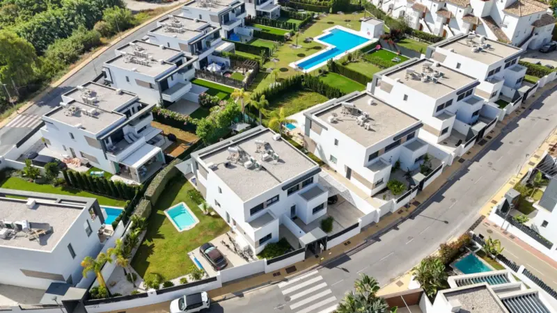 Semi-detached villa with 4 bedrooms, Oasis 22, New... — Costa del Sol · Selwo