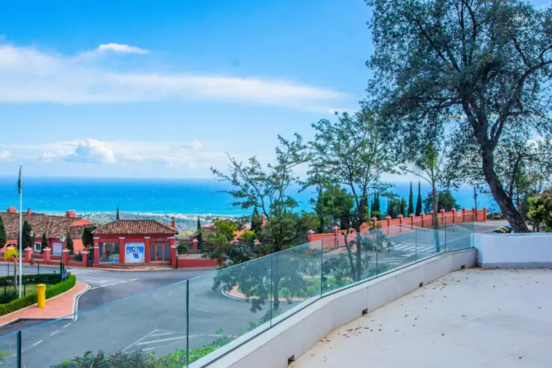 Discover luxury living in this expansive apartment... — Costa del Sol · La Mairena
