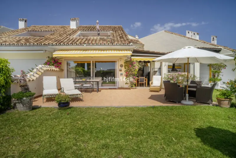 Discover this rare opportunity to own a charming t... — Costa del Sol · Nueva Andalucía