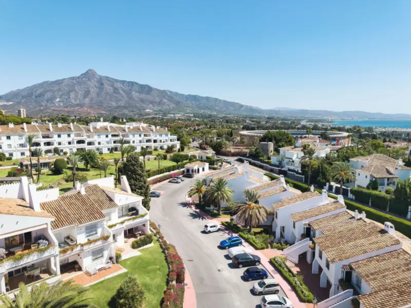 Discover a rare, fully renovated corner apartment... — Costa del Sol · Nueva Andalucía