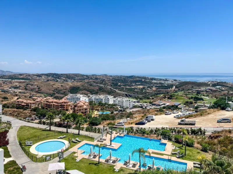Modern 2-bedroom corner apartment in exclusive bou... — Costa del Sol · Calanova Golf
