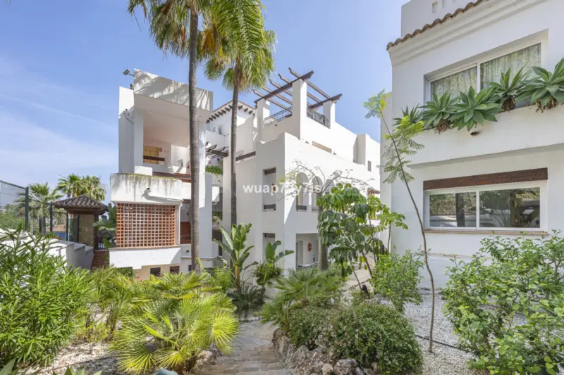 Charming Elevated Ground Floor 3-Bedroom Apartment... — Costa del Sol · Nueva Andalucía