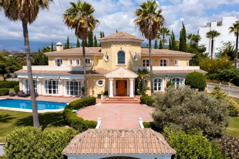 Three-storey unfurnished villa built on a 2,025.63... — Costa del Sol · Selwo