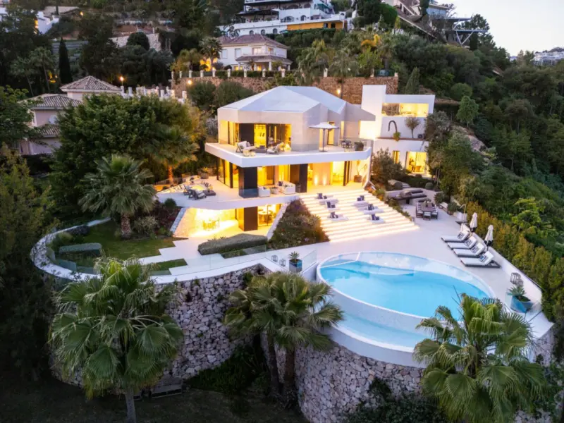 This is a contemporary 5-bedroom luxury villa for... — Costa del Sol · Benahavís