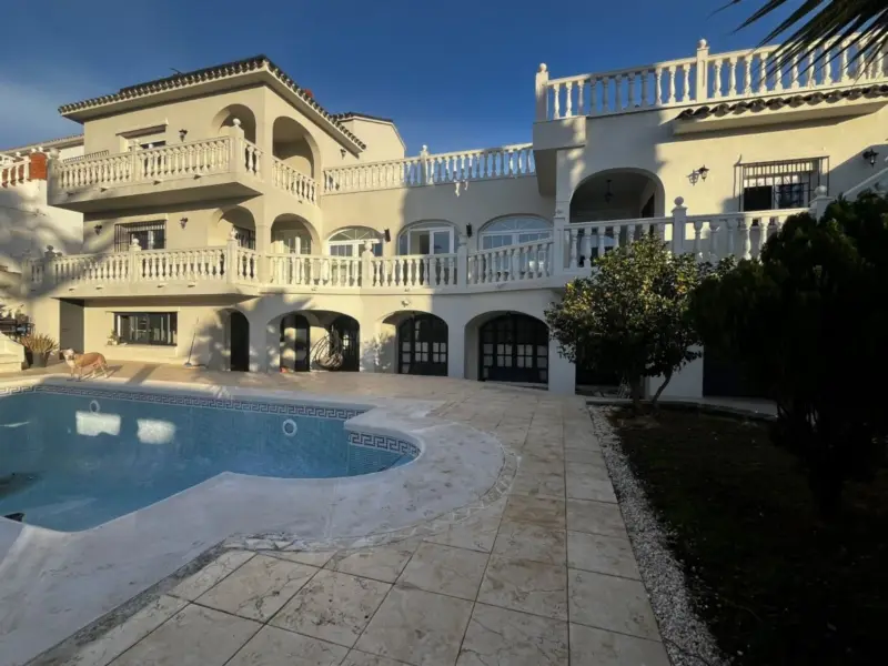 This elegant south-facing villa, located just a sh... — Costa del Sol · Mijas Costa
