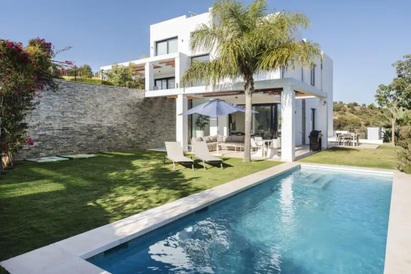 This elegant property is located within a secure g... — Costa del Sol · Cabopino