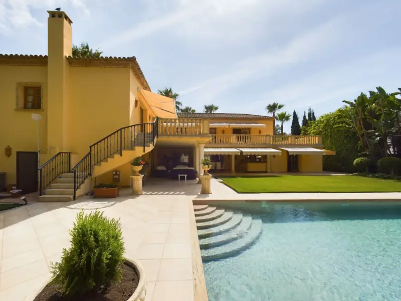 THIS STUNNING PROPERTY IS LOCATED IN THE HIGHLY SO... — Costa del Sol · Nueva Andalucía