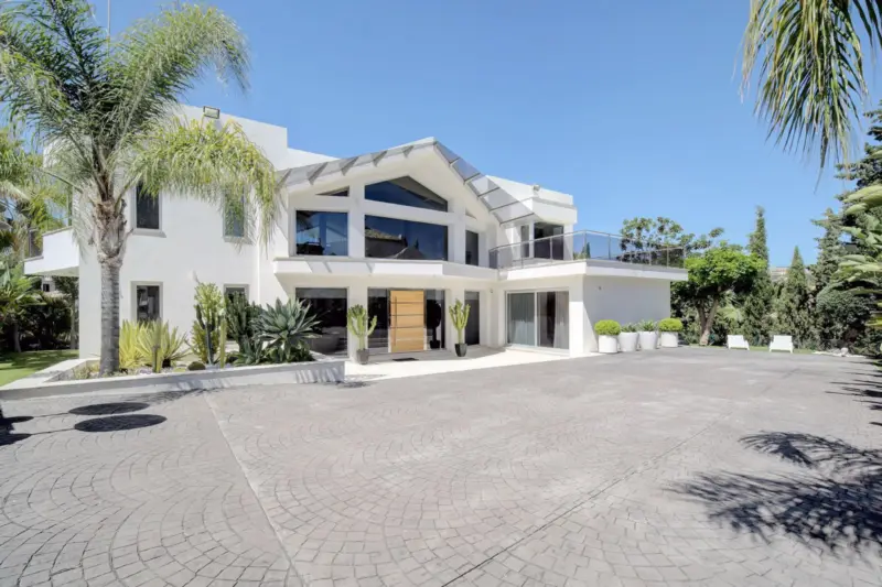 Presenting a stunning 5-bedroom villa now availabl... — Costa del Sol · Nueva Andalucía
