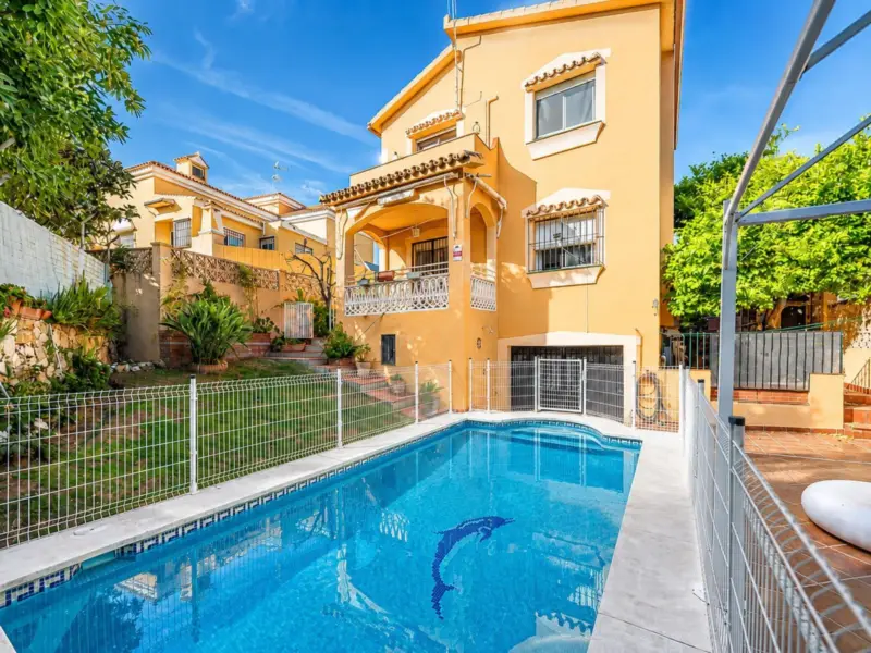 DETACHED VILLA IN MARBELLA, MINUTES FROM THE CITY... — Costa del Sol · Marbella