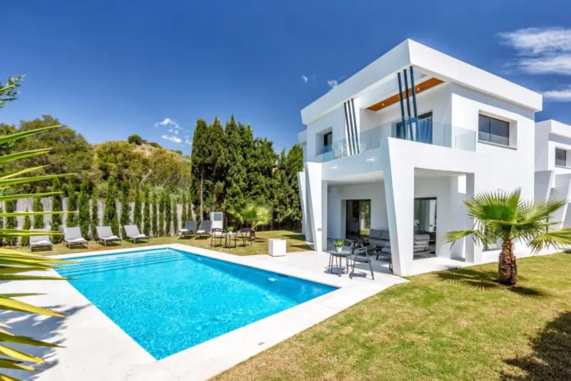 **Your Spanish Dream Awaits: Luxury Villa Walking... — Costa del Sol · Calahonda