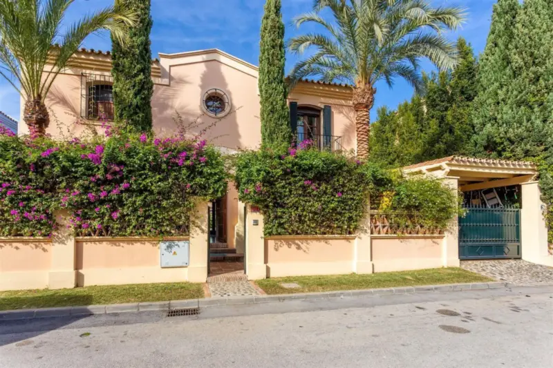 Discover this magnificent villa located in the exc... — Costa del Sol · Guadalmina Alta
