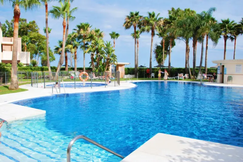 Ground floor apartment with terrace in Bahía de la... — Costa del Sol · Estepona