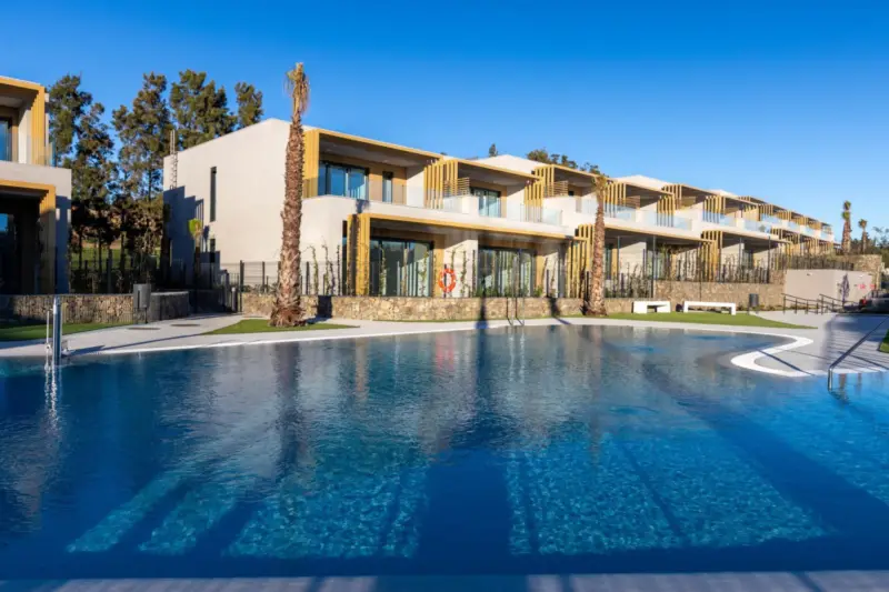 WALK TO THE BEACH ! CONTEMPORARY 3-BEDROOM TOWNHOU... — Costa del Sol · El Chaparral