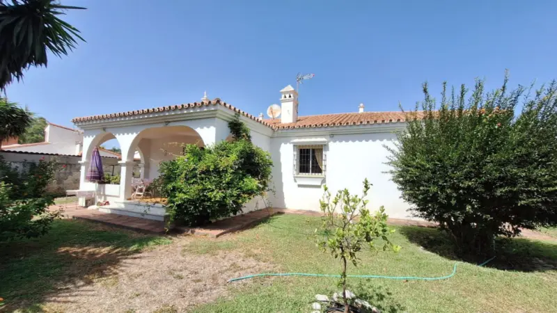 Villa on the beach side with 3 bedrooms, 2 bathroo... — Costa del Sol · Estepona
